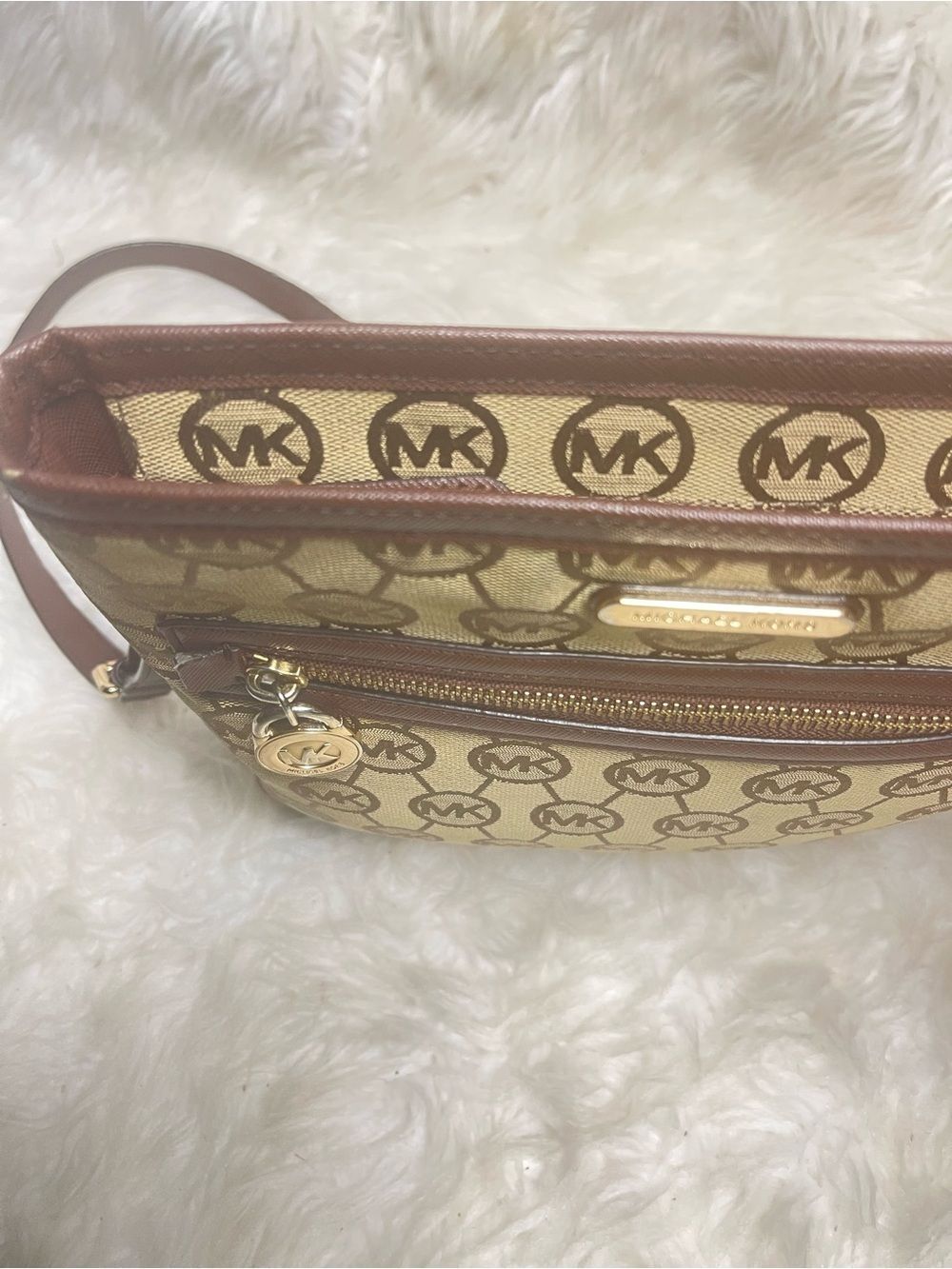 Michael Kors Tan/Brown MK Signature Crossbody Shoulder Bag gold tone hardwares. - Picture 3 of 9